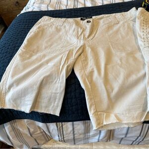 BKE set of 2 Bermuda Cream Casual Shorts